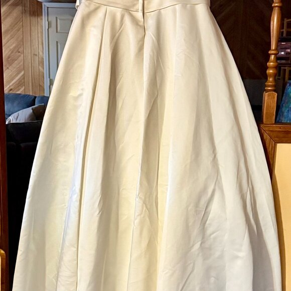 David's Bridal Collection  Cummerbund Satin Ball Gown Wedding Dress STYLE # V384 - Picture 4 of 6